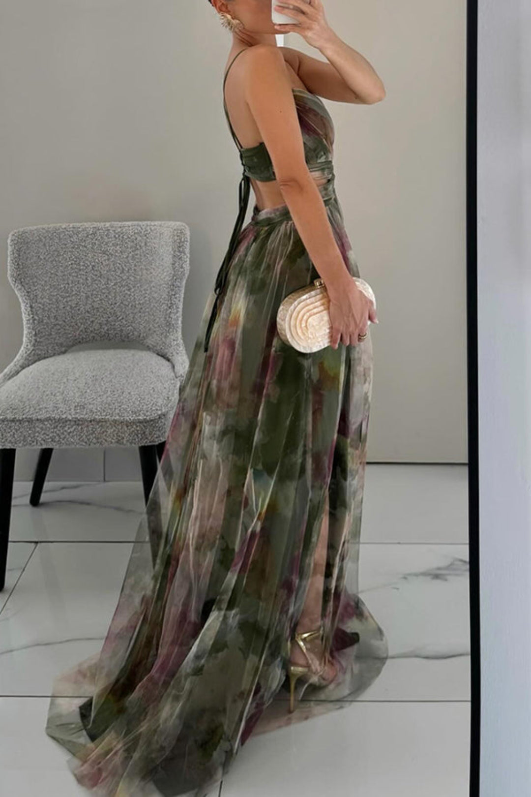 Vestido largo elegante con estampado y detalles ajustables para un mira sofisticado