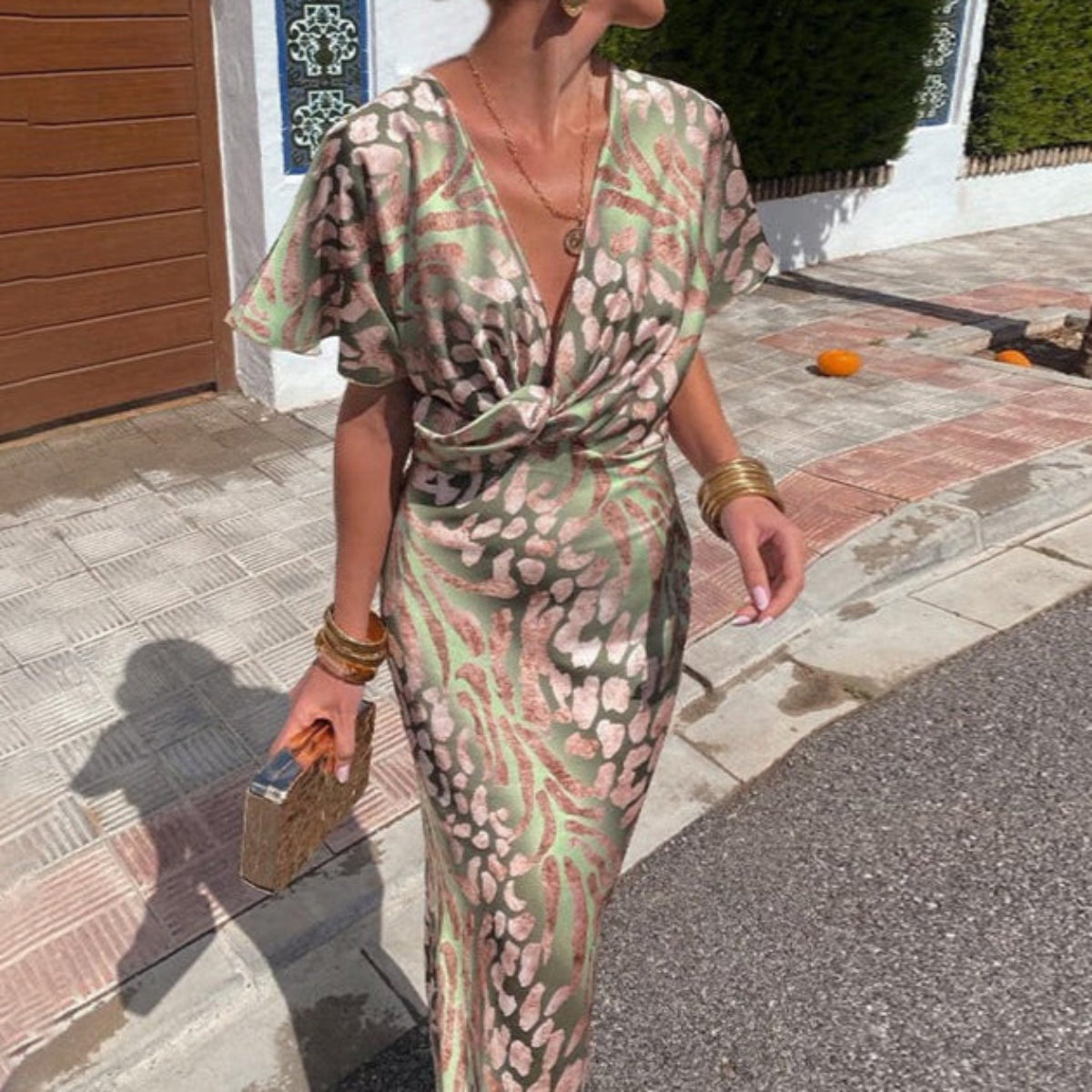 Vestido largo elegante con escote en V y detalle cruzado ideal para ocasiones especiales