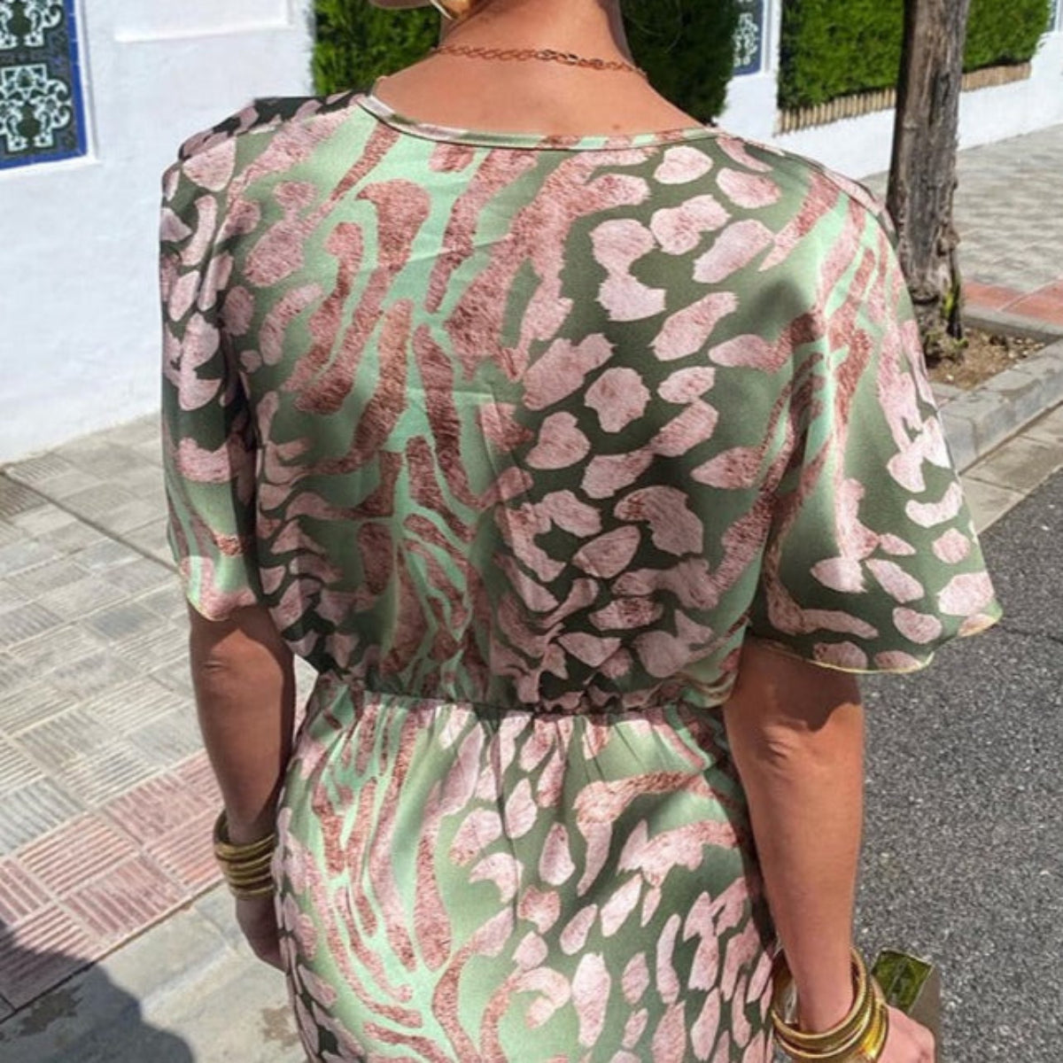 Vestido largo elegante con escote en V y detalle cruzado ideal para ocasiones especiales
